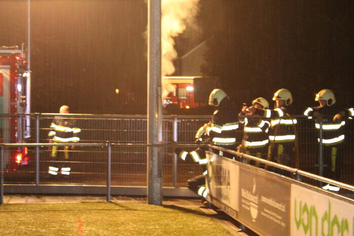 Brand in lichtmast bij voetbalveld