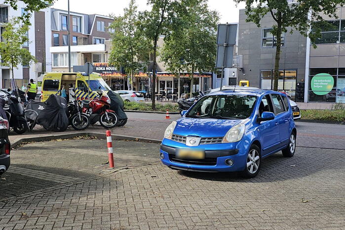 Twee auto's en motor in botsing