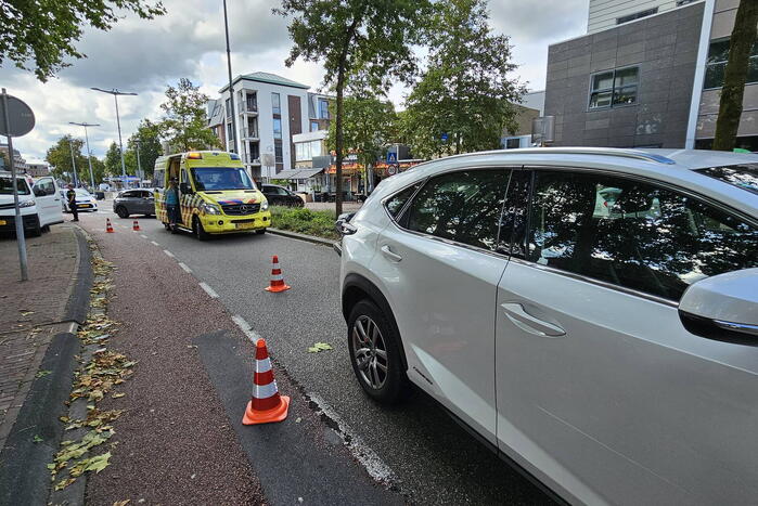 Twee auto's en motor in botsing