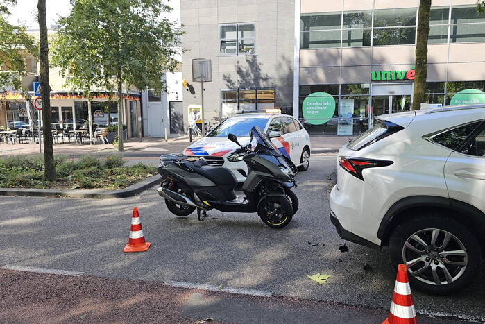 Twee auto's en motor in botsing
