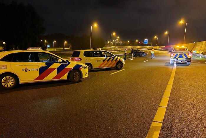 Automobilist botst tegen vangrail