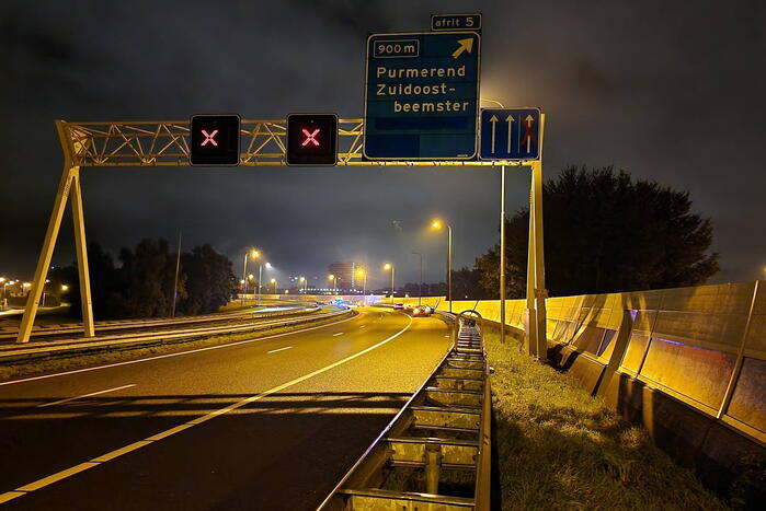 Automobilist botst tegen vangrail