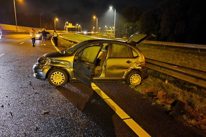 Automobilist botst tegen vangrail