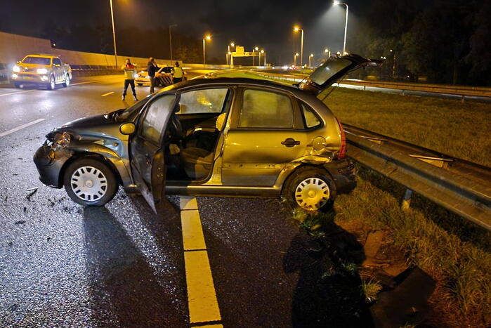 Automobilist botst tegen vangrail
