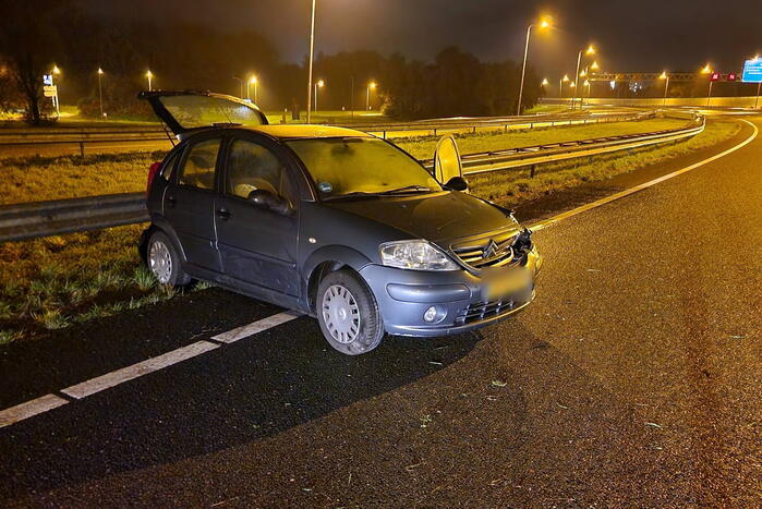 Automobilist botst tegen vangrail