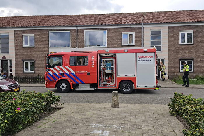 Brandweer slaat deur in om brand te kunnen blussen