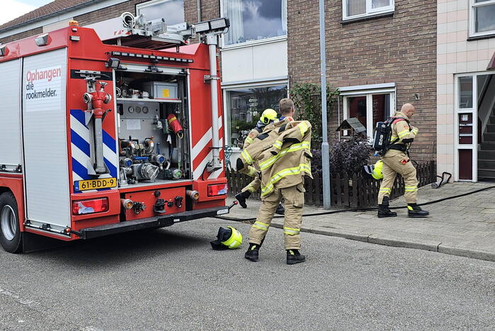 Brandweer slaat deur in om brand te kunnen blussen
