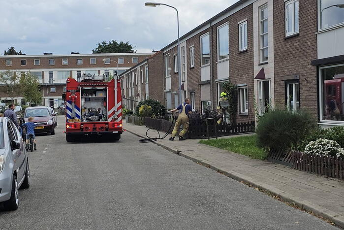 Brandweer slaat deur in om brand te kunnen blussen