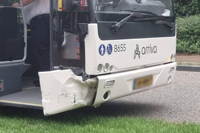 Schade bij botsing tussen bus en auto