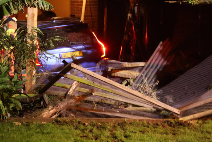 Enorme ravage nadat auto woning inrijd, 15-jarige aangehouden