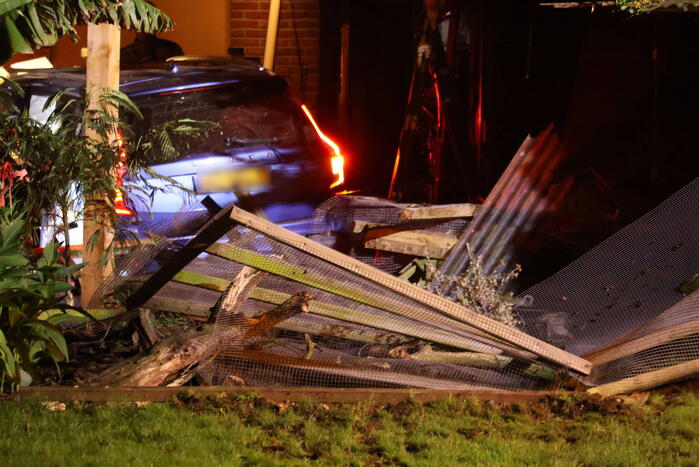 Enorme ravage nadat auto woning inrijd, 15-jarige aangehouden