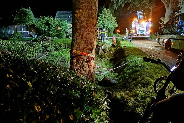 Enorme ravage nadat auto woning inrijd, 15-jarige aangehouden