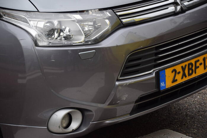 Fietser en automobilist in botsing