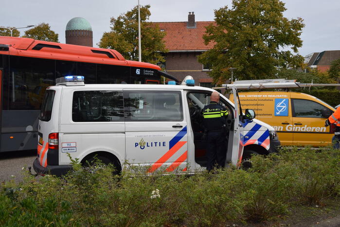 Fietser en automobilist in botsing