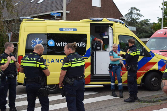 Fietser en automobilist in botsing