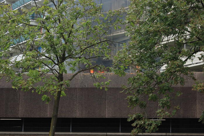 Felle uitslaande brand in flatgebouw