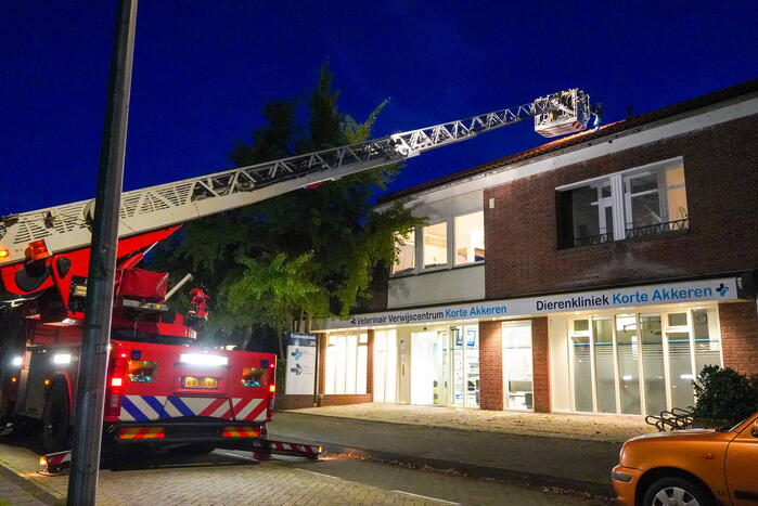 Woningen en dierenarts ontruimd vanwege schoorsteenbrand