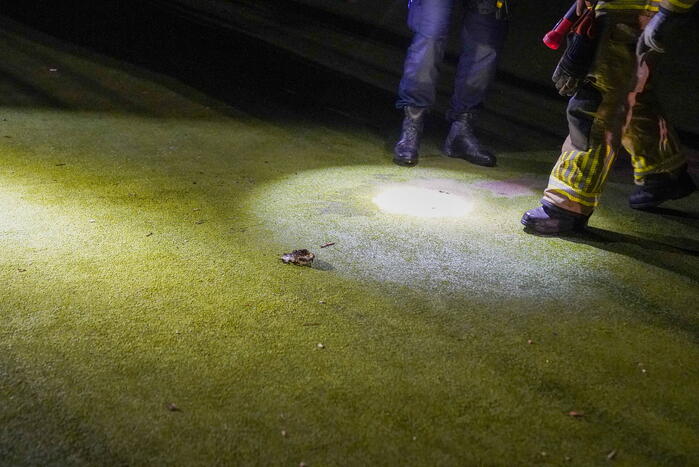 Vuurwerkbom en nitraten aangetroffen op voetbalveldje