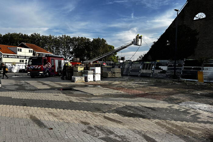 Brandweer blust na bij uitgebrande boerderij