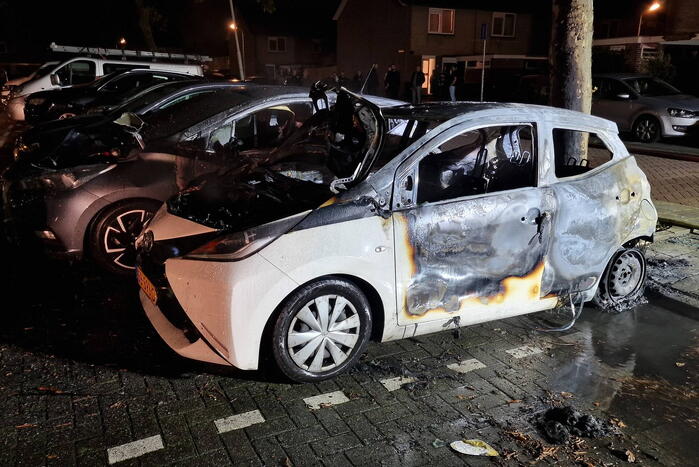 Twee auto's zwaar beschadigd door brand
