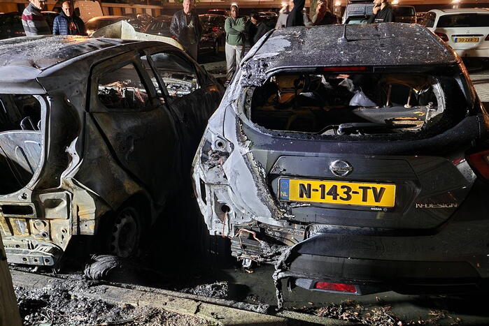 Twee auto's zwaar beschadigd door brand