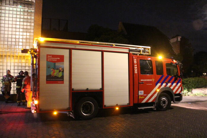 Brandweer doet onderzoek naar brandlucht