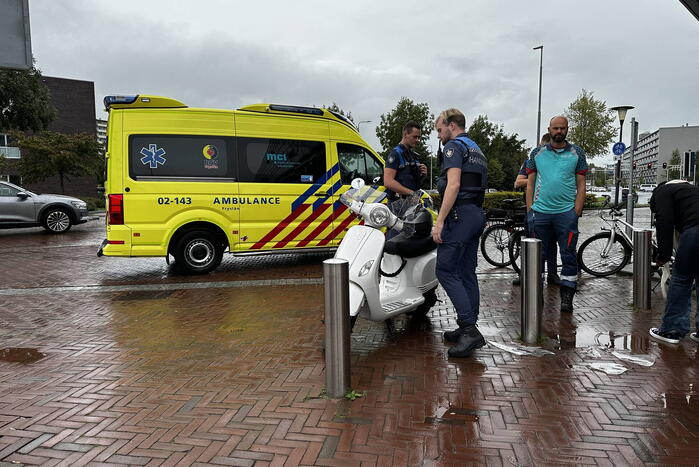 Scooterrijder gecontroleerd na harde val