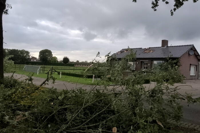 Woning zwaar beschadigd door rondvliegende takken