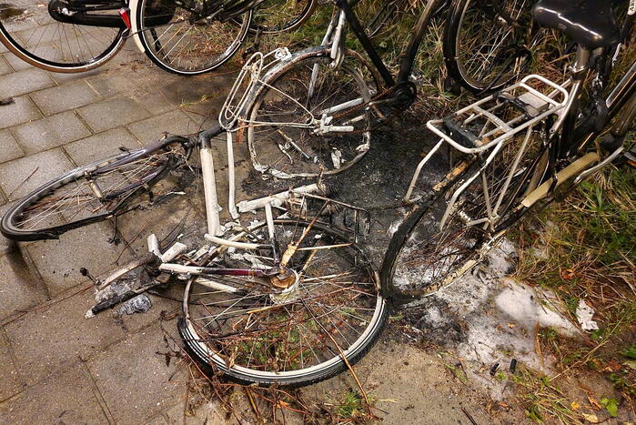 Drie fietsen in brand gestoken in fietsenstalling
