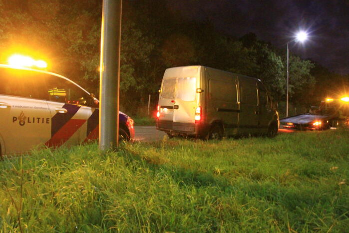 Bestuurder bestelbus slaat op de vlucht, politiehelikopter ingezet bij zoekactie