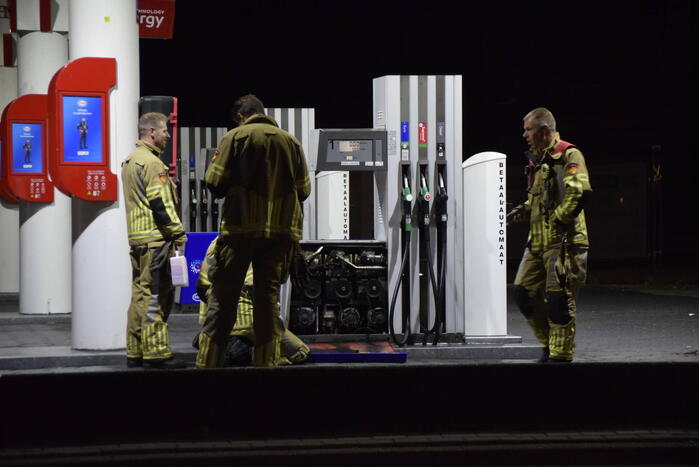 Brandweer onderzoek bij benzinestation naar brandlucht