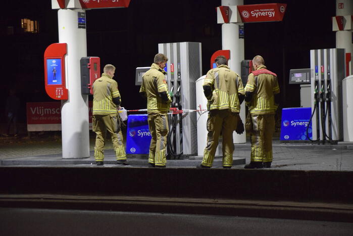 Brandweer onderzoek bij benzinestation naar brandlucht