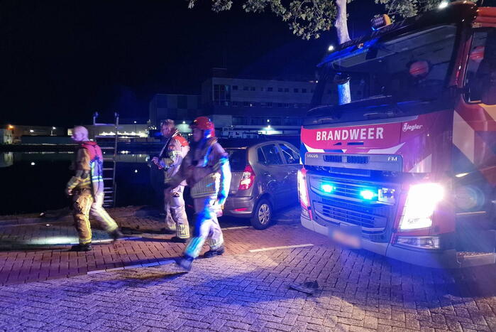 Geparkeerde auto verdwijnt onder water na botsing