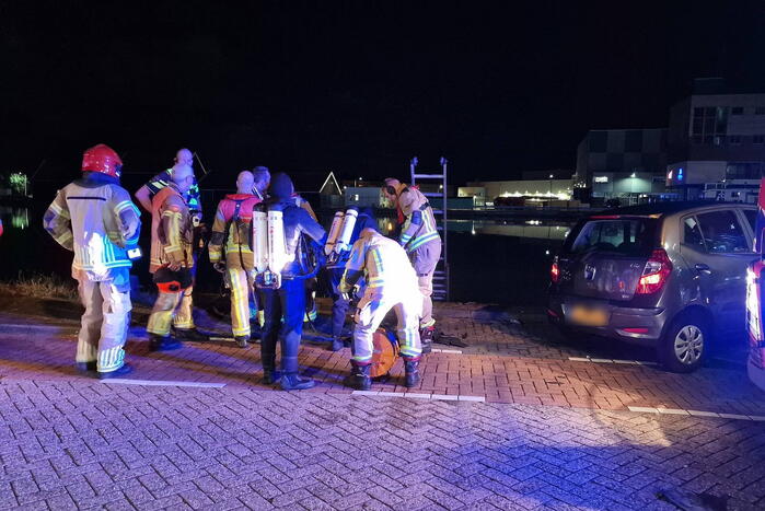 Geparkeerde auto verdwijnt onder water na botsing
