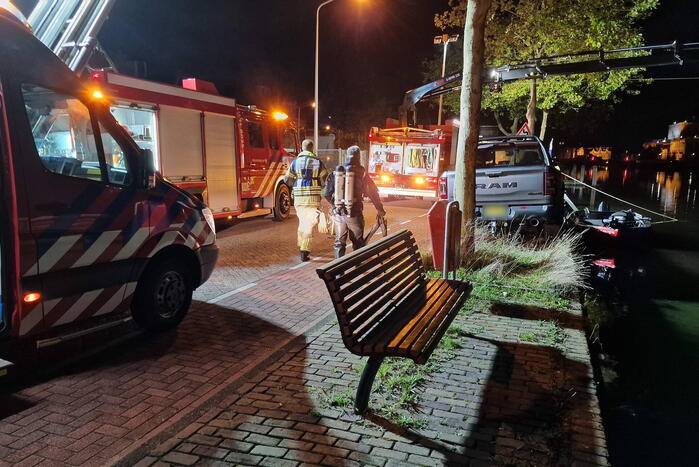 Geparkeerde auto verdwijnt onder water na botsing