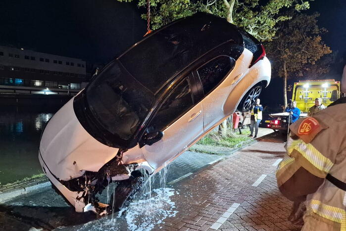 Geparkeerde auto verdwijnt onder water na botsing