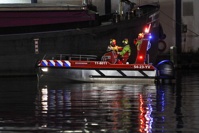 Geparkeerde auto verdwijnt onder water na botsing
