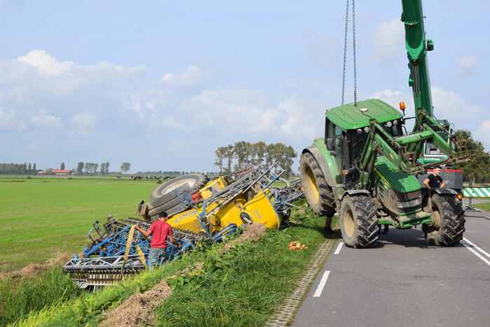 Aanhanger van tractor belandt in sloot