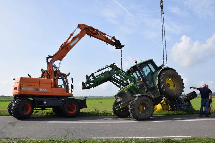 Aanhanger van tractor belandt in sloot