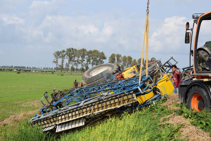 Aanhanger van tractor belandt in sloot