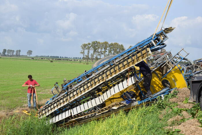 Aanhanger van tractor belandt in sloot