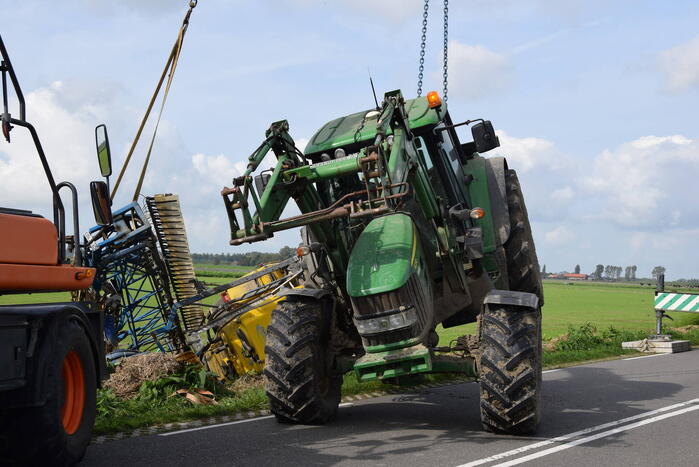 Aanhanger van tractor belandt in sloot