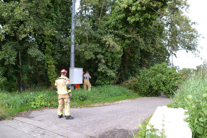 Gevaarlijk hangende boom verwijderd