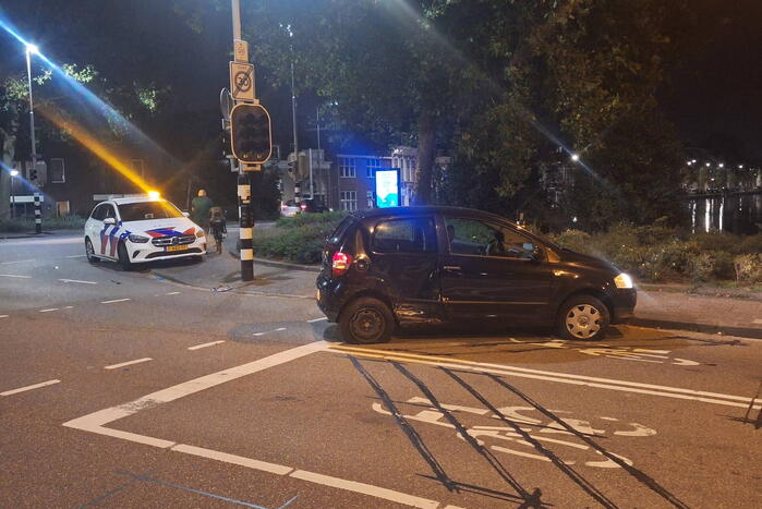 Auto wordt aangereden door politiebus