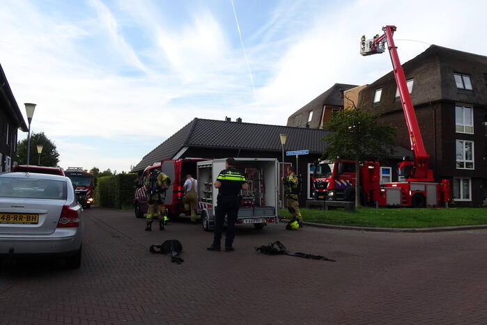 Brand op dak van appartementencomplex met rietendak