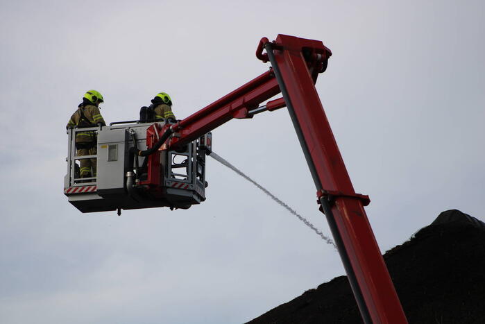 Brand op dak van appartementencomplex met rietendak