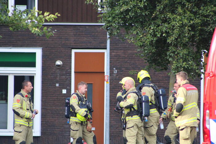 Brand op dak van appartementencomplex met rietendak