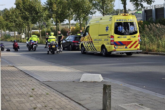 Scooterrijder botst achterop politiemotor