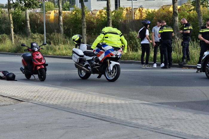 Scooterrijder botst achterop politiemotor