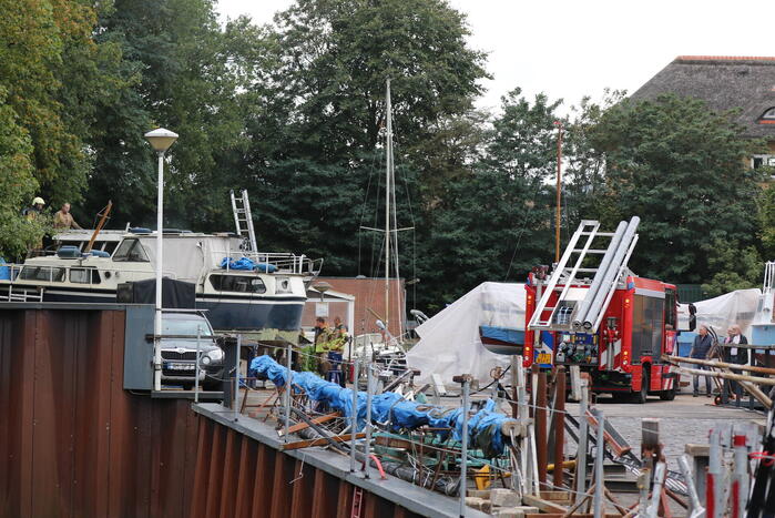 Motorjacht vat vlam tijdens werkzaamheden